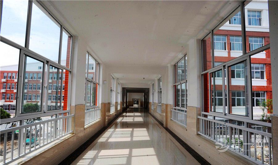连廊采用美式建筑落地长窗,教学楼,科技楼,餐厅均由连廊连接.