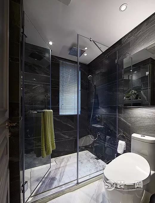 卫生间选用了深色墙砖,铺贴上采用了不规则的拼贴,更有设计感,淋浴